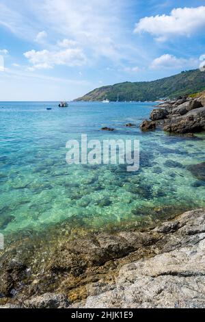 Yanui Beach a Phuket, piccola e la spiaggia più meridionale dell'isola di Phuket, Thailandia. E' popolare per lo snorkelling e il kayak. Foto Stock