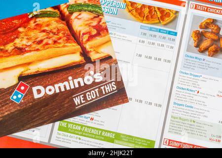 Volantino di marketing diretto di Domino's Pizza da mailbox Drop, con logo e listino prezzi di Domino. Covid UK abitudini di acquisto di cibo. Foto Stock