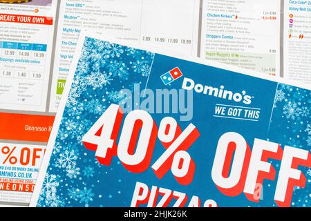 UK Domino's Pizza direct marketing volantino da mailbox drop e con il 40% di riduzione del prezzo. Per le abitudini di ordine di cibo di takeaway di Covid. Foto Stock