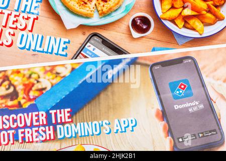 Volantino di marketing diretto di Domino's per il Regno Unito da Mailbox Drop e con l'ordinazione online e mobile delle app Domino. Foto Stock