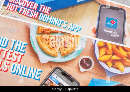 Volantino di marketing diretto di Domino's per il Regno Unito da Mailbox Drop e con l'ordinazione online e mobile delle app Domino. Foto Stock