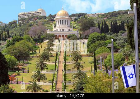 HAIFA, ISRAELE - 12 MAGGIO 2011: Queste sono le terrazze dei Giardini di Bahai, che formano le scale che conducono al Tempio di Baba. Foto Stock