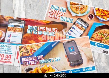 Volantino di marketing diretto di Domino's per il Regno Unito da Mailbox Drop e con l'ordinazione online e mobile delle app Domino. Foto Stock