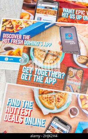 Volantino di marketing diretto di Domino's per il Regno Unito da Mailbox Drop e con l'ordinazione online e mobile delle app Domino. Foto Stock