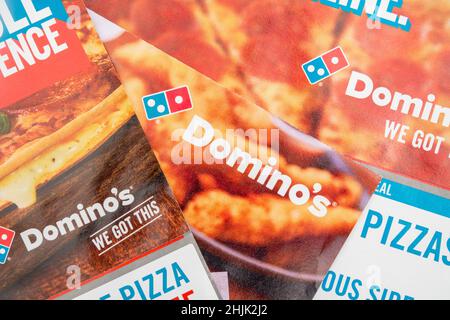 Volantini di marketing diretto di Domino's Pizza UK dalla casella di posta e con il logo di Domino. Per i cambiamenti nelle abitudini di acquisto degli alimenti nel Regno Unito durante il Covid 10. Foto Stock