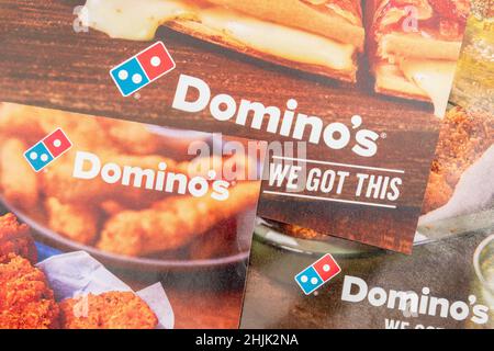 Volantini di marketing diretto di Domino's Pizza UK dalla casella di posta e con il logo di Domino. Per i cambiamenti nelle abitudini di acquisto degli alimenti nel Regno Unito durante il Covid 10. Foto Stock