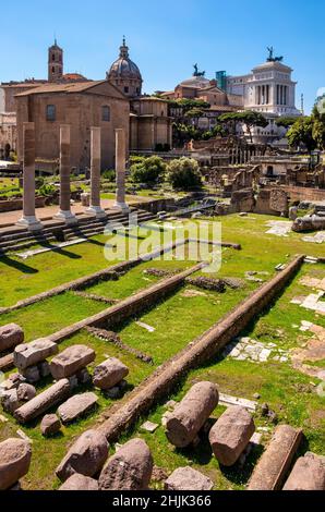 Roma, Italia - 25 maggio 2018: Panorama del Foro Romano Romanum con Curia Julia senato casa, Santi Luca e Martina chiesa e altare della Patria Foto Stock