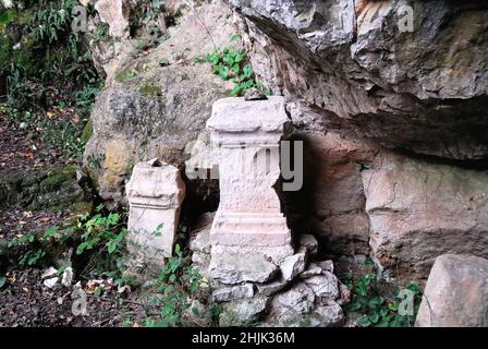 Il Duino Mitraeum è un mitraeum situato nei pressi di Duino, in provincia di Trieste, nel nord-est dell'Italia. Mithraea erano luoghi di culto per i seguaci della religione del mistero romano conosciuta come Misteri mitraici. A differenza della maggior parte degli altri Mithraea, il Duino Mitraeum è una grotta naturale. Foto Stock