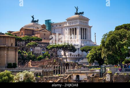 Roma, Italia - 25 maggio 2018: Panorama dell'antico Foro Romano Romanum con l'altare della Patria e il Campidoglio Capitolino a lato del Palatino Foto Stock