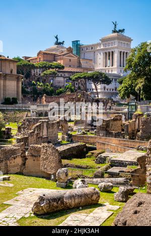 Roma, Italia - 25 maggio 2018: Panorama dell'antico Foro Romano Romanum con l'altare della Patria e il Campidoglio Capitolino a lato del Palatino Foto Stock