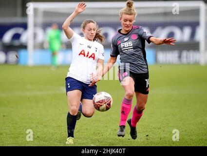 Angela Addison di Tottenham Hotspur (a sinistra) e Esmee de Graaf di Leicester City combattono per la palla durante la partita di quarta prova della Vitality Women's fa Cup all'Hive, Londra. Data foto: Domenica 30 gennaio 2022. Foto Stock