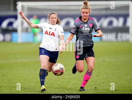 Angela Addison di Tottenham Hotspur (a sinistra) e Esmee de Graaf di Leicester City combattono per la palla durante la partita di quarta prova della Vitality Women's fa Cup all'Hive, Londra. Data foto: Domenica 30 gennaio 2022. Foto Stock