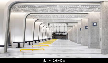 area parcheggio terminal passeggeri, vista frontale Foto Stock