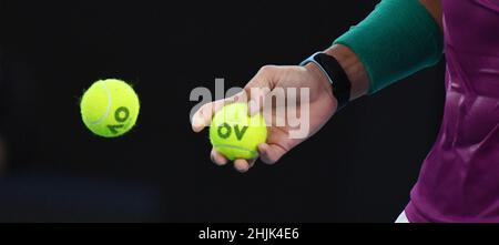 Melbourne, Australia. 30th Jan 2022. Australian Open Melbourne Park Day 14 30/01/2022 Mens Singles Final Rafa Nadal (ESP) si prepara a servire credito: Roger Parker/Alamy Live News Foto Stock