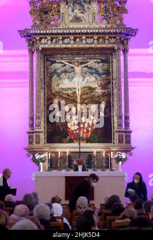 Ausgustusburg, Germania. 30th Jan 2022. I partecipanti di un servizio festivo nella chiesa del castello di Augustusburg con una pala d'altare di Lucas Cranach il giovane. Il servizio ha segnato l'apertura dell'anno del festival '450 anni del Castello di Augustusburg'. Credit: dpa/dpa-Zentralbild/dpa/Alamy Live News Foto Stock