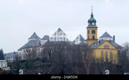 Ausgustusburg, Germania. 30th Jan 2022. Vista sul Castello di Augustusburg e sulla chiesa cittadina. L'anno festivo '450 anni di Castello di Augustusburg' è stato aperto nella chiesa del castello con un servizio festivo. Credit: dpa/dpa-Zentralbild/dpa/Alamy Live News Foto Stock