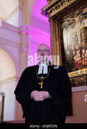 Ausgustusburg, Germania. 30th Jan 2022. Tobias Bilz, vescovo regionale della chiesa evangelica luterana di Sassonia, sorge nella chiesa del castello di Augustusburg. L'anno del festival '450 anni del Castello di Augustusburg' è stato aperto con un servizio devozionale. Credit: dpa/dpa-Zentralbild/dpa/Alamy Live News Foto Stock