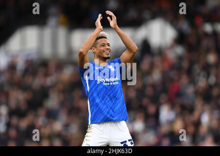 DERBY, REGNO UNITO. JAN 30th Lyle Taylor di Birmingham sorride e applaude i sostenitori della Derby County durante la partita del campionato Sky Bet tra Derby County e Birmingham City al Pride Park di Derby domenica 30th gennaio 2022. (Credit: Jon Hobley | MI News) Credit: MI News & Sport /Alamy Live News Foto Stock