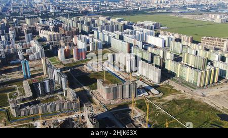 Vista aerea dei nuovi complessi residenziali moderni della grande città con strade, parcheggi e parchi giochi. Vista dall'alto dell'edificio moderno di Mosca regi Foto Stock