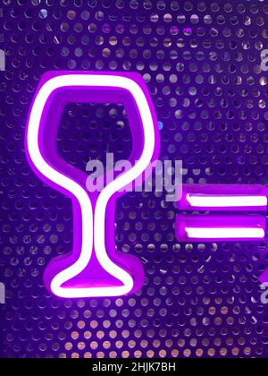 Scatto verticale di un cartello al neon a forma di bicchiere di vino Foto Stock