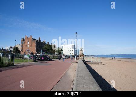 Persone che camminano lungo la Promenade a Portobello Beach a Edimburgo, Scozia nel Regno Unito Foto Stock