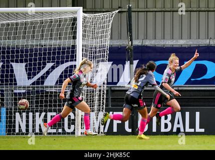 Esmee de Graaf (a destra) di Leicester City celebra il terzo gol del gioco durante il tempo extra della partita di quarta partita della Vitality Women's fa Cup presso l'Hive di Londra. Data foto: Domenica 30 gennaio 2022. Foto Stock