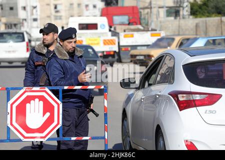 Gaza, Palestina. 30th Jan 2022. Gli ufficiali di polizia palestinesi sono visti a un checkpoint nel mezzo di Gaza City.le forze di sicurezza fedeli ad Hamas nella striscia di Gaza sono state dispiegate intensamente dopo che il portavoce del Ministero degli interni nella striscia di Gaza Iyad al Bozom ha annunciato che un detenuto di sicurezza ha collaborato con Israele chiamato Abd al-Karim Shaaban Abu Odeh 35 anni sono fuggiti da una delle più grandi prigioni di Gaza e le forze di sicurezza stanno conducendo molte misure per riarrestarlo. Credit: SOPA Images Limited/Alamy Live News Foto Stock