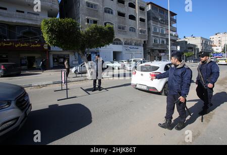 Gaza, Palestina. 30th Jan 2022. Gli ufficiali di polizia palestinesi sono visti a un checkpoint nel mezzo di Gaza City.le forze di sicurezza fedeli ad Hamas nella striscia di Gaza sono state dispiegate intensamente dopo che il portavoce del Ministero degli interni nella striscia di Gaza Iyad al Bozom ha annunciato che un detenuto di sicurezza ha collaborato con Israele chiamato Abd al-Karim Shaaban Abu Odeh 35 anni sono fuggiti da una delle più grandi prigioni di Gaza e le forze di sicurezza stanno conducendo molte misure per riarrestarlo. Credit: SOPA Images Limited/Alamy Live News Foto Stock