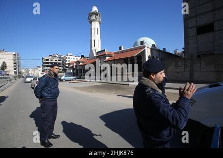 Gaza, Palestina. 30th Jan 2022. Gli ufficiali di polizia palestinesi sono visti a un checkpoint nel mezzo di Gaza City.le forze di sicurezza fedeli ad Hamas nella striscia di Gaza sono state dispiegate intensamente dopo che il portavoce del Ministero degli interni nella striscia di Gaza Iyad al Bozom ha annunciato che un detenuto di sicurezza ha collaborato con Israele chiamato Abd al-Karim Shaaban Abu Odeh 35 anni sono fuggiti da una delle più grandi prigioni di Gaza e le forze di sicurezza stanno conducendo molte misure per riarrestarlo. Credit: SOPA Images Limited/Alamy Live News Foto Stock