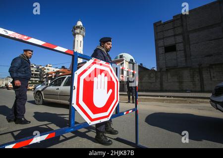 Gaza, Palestina. 30th Jan 2022. Gli ufficiali di polizia palestinesi sono visti a un checkpoint nel mezzo di Gaza City.le forze di sicurezza fedeli ad Hamas nella striscia di Gaza sono state dispiegate intensamente dopo che il portavoce del Ministero degli interni nella striscia di Gaza Iyad al Bozom ha annunciato che un detenuto di sicurezza ha collaborato con Israele chiamato Abd al-Karim Shaaban Abu Odeh 35 anni sono fuggiti da una delle più grandi prigioni di Gaza e le forze di sicurezza stanno conducendo molte misure per riarrestarlo. Credit: SOPA Images Limited/Alamy Live News Foto Stock