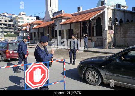 Gaza, Palestina. 30th Jan 2022. Gli ufficiali di polizia palestinesi sono visti a un checkpoint nel mezzo di Gaza City.le forze di sicurezza fedeli ad Hamas nella striscia di Gaza sono state dispiegate intensamente dopo che il portavoce del Ministero degli interni nella striscia di Gaza Iyad al Bozom ha annunciato che un detenuto di sicurezza ha collaborato con Israele chiamato Abd al-Karim Shaaban Abu Odeh 35 anni sono fuggiti da una delle più grandi prigioni di Gaza e le forze di sicurezza stanno conducendo molte misure per riarrestarlo. Credit: SOPA Images Limited/Alamy Live News Foto Stock