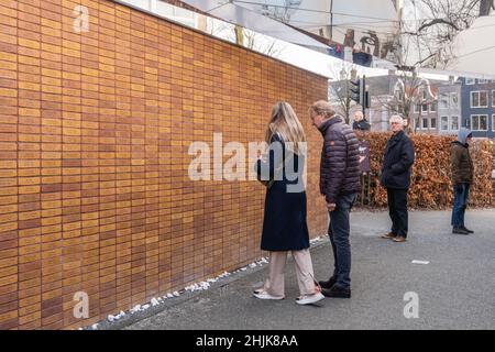 Amsterdam, Paesi Bassi. 30 Jan 2022. I visitatori che guardano i mattoni con i nomi nelle pareti in mattoni del Monumento Olocoust olandese nel giorno commemorativo dell'Olocoust di Nationol. Credit: Steppeland/Alamy Live News Foto Stock