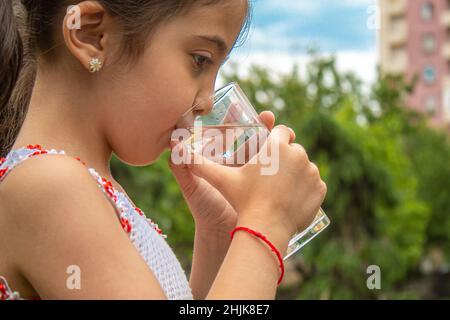 Bambino che beve acqua pura nel nature.selectiv fokus.child Foto Stock