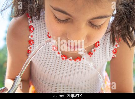 Bambino che beve acqua pura nel nature.selectiv fokus.child Foto Stock