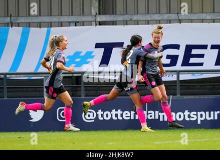 Esmee de Graaf (a destra) di Leicester City celebra il terzo gol del gioco durante il tempo extra della partita di quarta partita della Vitality Women's fa Cup presso l'Hive di Londra. Data foto: Domenica 30 gennaio 2022. Foto Stock