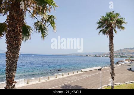 Reggio di Calabria, passeggiata Falcomata con vista sullo stretto di Messina Foto Stock