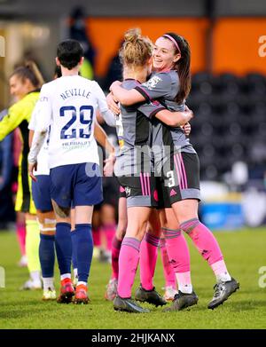 Sam Tierney (a destra) di Leicester City festeggia con il compagno di squadra Esmee de Graaf alla fine della quarta partita di Vitality Women's fa Cup presso l'Hive, Londra. Data foto: Domenica 30 gennaio 2022. Foto Stock