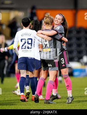 Sam Tierney (a destra) di Leicester City festeggia con il compagno di squadra Esmee de Graaf alla fine della quarta partita di Vitality Women's fa Cup presso l'Hive, Londra. Data foto: Domenica 30 gennaio 2022. Foto Stock