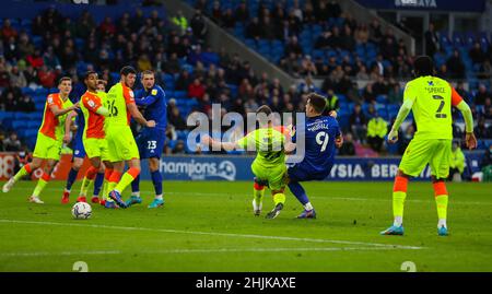 Cardiff City Stadium, Cardiff, Regno Unito. 30th Jan 2022. Campionato di calcio, Cardiff City Versus Nottingham Forest; Jordan Hugill di Cardiff City spara al traguardo sotto la pressione di Steve Cook di Nottingham Forest Credit: Action Plus Sports/Alamy Live News Foto Stock