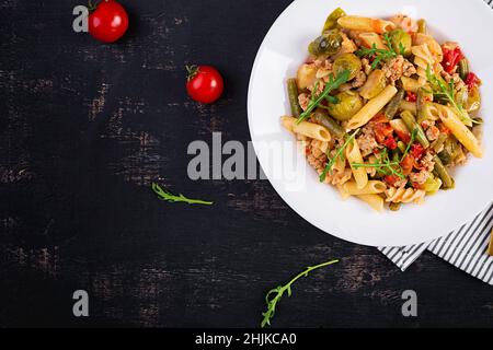 Pasta italiana penne e fusilli con carne macinata e verdure. Pranzo. Vista dall'alto, sopra Foto Stock