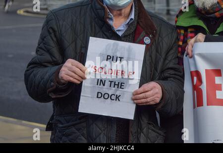 Londra, Regno Unito 27th gennaio 2022. Un manifestante tiene un cartello "Put Soldier F in the Dock" durante il ricordo della domenica sanguinosa e si raduna in Piazza del Parlamento. Diversi oratori si sono Uniti ai manifestanti in vista del 50th anniversario della Bloody Sunday per un ricordo e per protestare contro un'amnistia per gli ex soldati britannici coinvolti nelle uccisioni del 1972 a Derry, Irlanda del Nord. I manifestanti piantarono croci e mostrarono una bara con i nomi delle vittime. Foto Stock