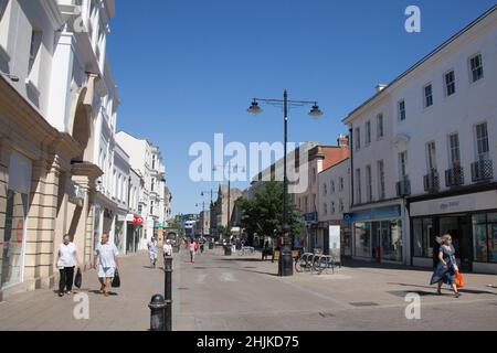 High Street di Cheltenham nel Gloucestershire nel Regno Unito Foto Stock