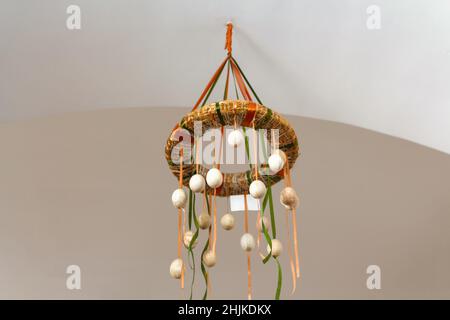 Ghirlanda fatta a mano. Ghirlanda di vimini. Decorazione di interni. La corona  è decorata con fiori e uova di quaglia Foto stock - Alamy