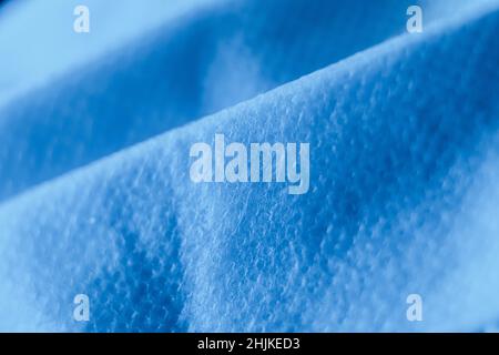 Texture di maschera chirurgica in toni ultramarini profondi - macro shoot Foto Stock