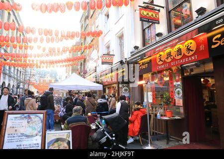 Londra, Regno Unito, gennaio 30th 2022. Nonostante la consueta sfilata sia stata cancellata di nuovo a causa delle preoccupazioni di Covid, la gente si è bloccata a China Town a Soho per mangiare, fare shopping e rilassarsi al sole d'inverno la domenica prima del Capodanno cinese, che sarà il 1st febbraio. Credit: MonicaWells/Alamy Live News Foto Stock