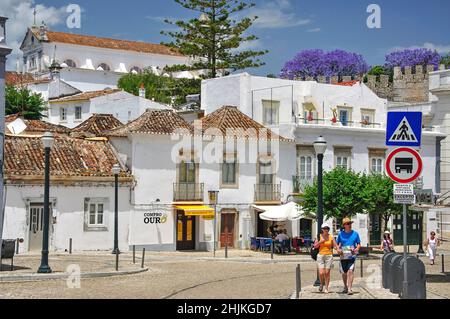 Rua da Liberade, Tavira, Regione dell'Algarve, Portogallo Foto Stock