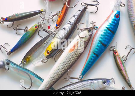 Pesca Lures con ganci su sfondo bianco. Bagni colorati su sfondo bianco preparazione per la pesca Foto Stock