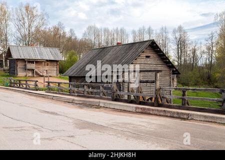 Architettura rurale russa, case di legno sono lungo la strada di campagna Foto Stock