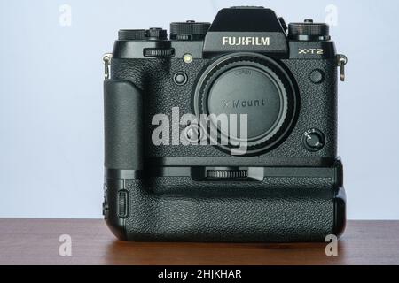 Vista della fotocamera mirrorless Fuji film aps-c con il grip della batteria acceso Foto Stock