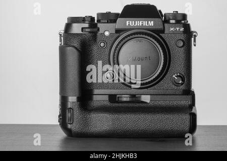 Vista della fotocamera mirrorless Fuji film aps-c con impugnatura a batteria in bianco e nero Foto Stock